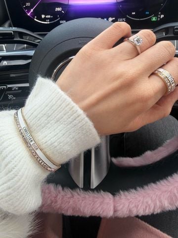 LẮC TAY NỮ D O DÁNG BANGLE – VIỀN ĐÁ VUÔNG PHỐI MEN BÓNG
