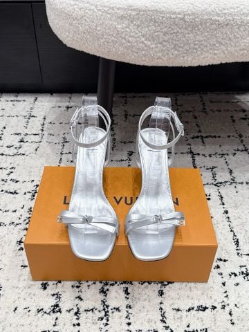 GIÀY CAO GÓT NỮ L V SANDAL QUAI MẢNH ĐÍNH NƠ – GÓT KHỐI RHINESTONE 7CM