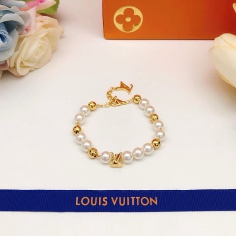 LẮC TAY NỮ L V NGỌC TRAI PHỐI HẠT KIM LOẠI – CHARM LOGO TREO THANH LỊCH