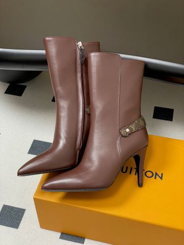 GIÀY BOOTS NỮ LV* LEGACY MŨI NHỌN GÓT 9.5CM – DA BÊ NÂU, ĐAI MONOGRAM KIM LOẠI