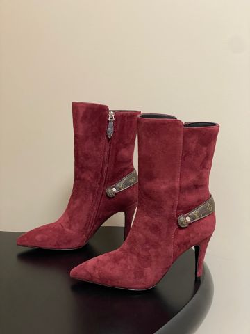 GIÀY BOOTS NỮ LV* LEGACY PRE-FALL 25 – DA LỘN ĐEN, MŨI NHỌN, GÓT 9.5CM