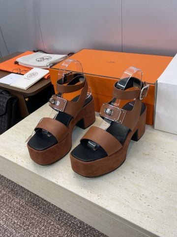 SANDAL CAO GÓT NỮ HERM* KELLY BUCKLE LOLA 2025 – PLATFORM 7.5CM, MŨI VUÔNG HIỆN ĐẠI