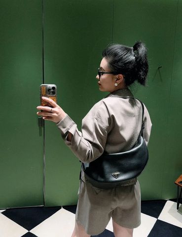 TÚI ĐEO VAI NỮ P R D DEMI-LUNE LARGE – PHOM BÁN NGUYỆT OVERSIZE, DA BÊ PEBBLE-GRAIN LEATHER