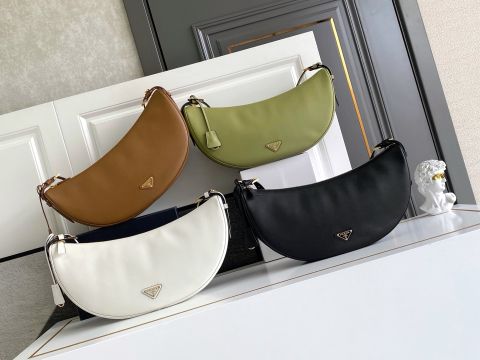 TÚI ĐEO VAI NỮ P R D DEMI-LUNE LARGE – PHOM BÁN NGUYỆT OVERSIZE, DA BÊ PEBBLE-GRAIN LEATHER