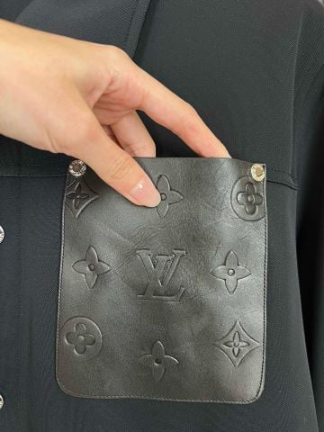 ÁO KHOÁC NAM L*V PHỐI TÚI DA MONOGRAM SANG TRỌNG