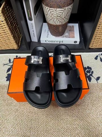 SANDAL NAM NỮ H M PHOM HAI QUAI DA VÂN KHÓA H KIM LOẠI NHẬN DIỆN SANG GỌN