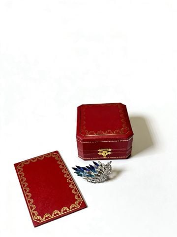 CÀI ÁO CRT DÁNG CÁNH LÔNG ĐÍNH ĐÁ MARQUISE MICRO PAVÉ – HIỆU ỨNG ÁNH SÁNG SẮC NÉT