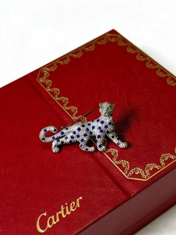 CÀI ÁO NAM NỮ CRT HÌNH BÁO PANTHER ĐÍNH ĐÁ LẤP LÁNH – ĐIỂM NHẤN NHẬN DIỆN SANG TRỌNG