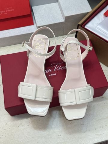 SANDAL CAO GÓT NỮ R V MŨI VUÔNG DA BÊ PATENT, KHÓA CHỮ R V