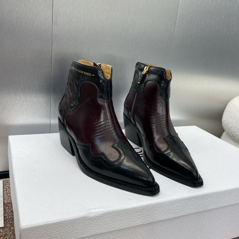 GIÀY BOOTS NỮ DIORR CỔ NGẮN MŨI NHỌN – GÓT VUÔNG 4.5CM, DA BÊ PATINA BURGUNDY