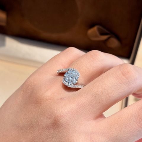 NHẪN NỮ S925 ĐÁ TRÒN TRUNG TÂM – DÁNG XOẮN PAVÉ ÔM NGÓN, NỮ TÍNH QUYẾN RŨ KHÔNG PHÔ TRƯƠNG