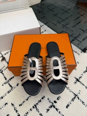 DÉP SANDAL NỮ H M H-CUT OUT PHỐI KELLY LOCK – PHOM MŨI NHỌN THANH MẢNH