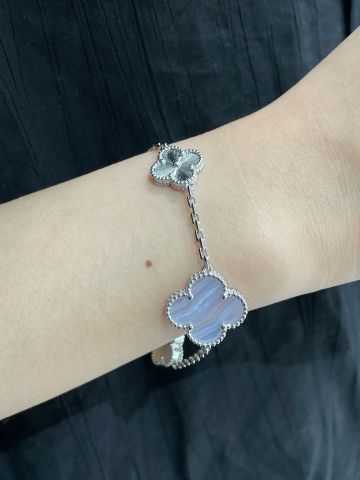 VÒNG TAY NAM NỮ VCA CHARM ALHAMBRA 4 HOA CHẠM KHẮC