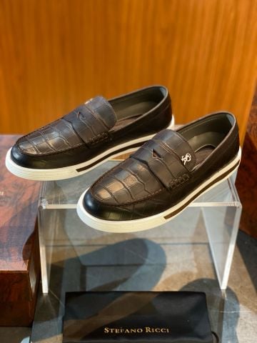 GIÀY SLIP ON NAM Stefan* Ricc* DA BÊ VÂN CÁ SẤU 2150k Khơi dậy tinh thần tự tin, tạo ấn tượng tinh tế ngay từ bước đi đầu tiên. 	•	Chất liệu & gia công • Da bê cao cấp vân cá sấu nhập khẩu, mềm mại nhưng bền bỉ theo thời gian.