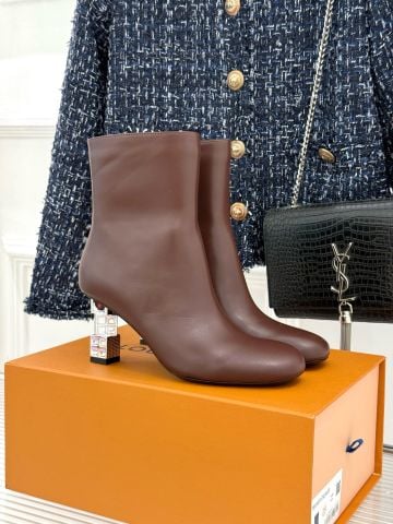 ANKLE BOOTS NỮ L V PHIÊN BẢN GÓT LV CUBE – DA LÌ MỊN, GÓT KHỐI KIM LOẠI XẾP TẦNG ĐÍNH ĐÁ