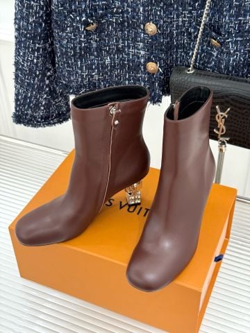 ANKLE BOOTS NỮ L V PHIÊN BẢN GÓT LV CUBE – DA LÌ MỊN, GÓT KHỐI KIM LOẠI XẾP TẦNG ĐÍNH ĐÁ