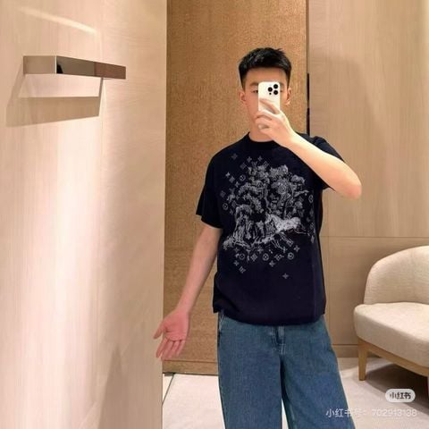 ÁO THUN DỆT KIM NAM NỮ L V PHIÊN BẢN NĂM NGỰA – HỌA TIẾT JACQUARD NỔI BẬT