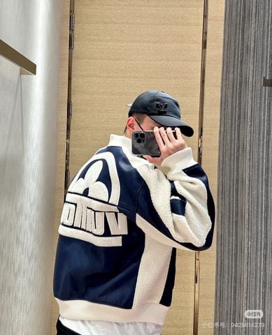 ÁO KHOÁC NAM NỮ L V PHỐI MONOGRAM NỔI – PHOM BOMBER BÓNG BẨY, ĐẬM CHẤT “STATEMENT