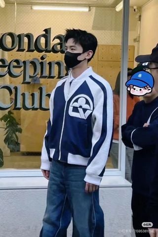 ÁO KHOÁC NAM NỮ L V PHỐI MONOGRAM NỔI – PHOM BOMBER BÓNG BẨY, ĐẬM CHẤT “STATEMENT