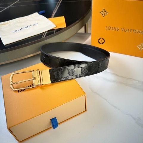 THẮT LƯNG NAM L V CARO DẬP VÂN 35MM – KHÓA KIM SIGNATURE SANG GỌN P