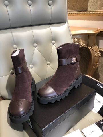 BOOT NỮ CN DA LỘN NÂU COFFEE PHỐI MŨI DA – LOGO KIM LOẠI, PHOM GỌN SANG, ĐẾ RĂNG CƯA BẢN DÀY