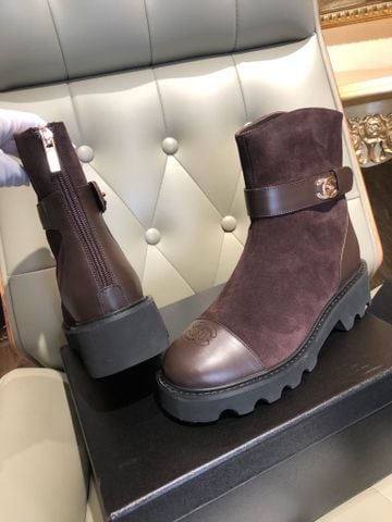 BOOT NỮ CN DA LỘN NÂU COFFEE PHỐI MŨI DA – LOGO KIM LOẠI, PHOM GỌN SANG, ĐẾ RĂNG CƯA BẢN DÀY