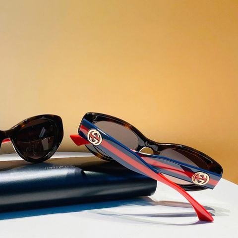 KÍNH RÂM NỮ G C WEB STRIPE INTERLOCKING G – DÁNG OVAL CAT-EYE THỜI THƯỢNG
