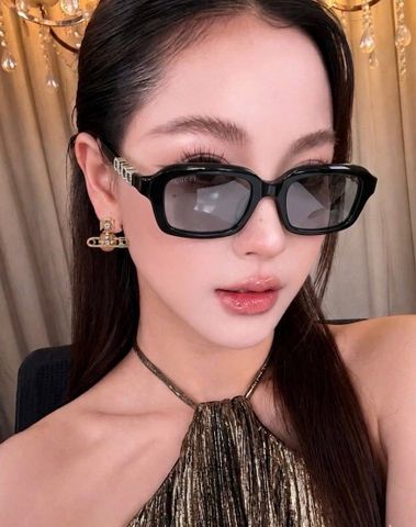KÍNH MẮT NỮ GC DÁNG CHỮ NHẬT BO GÓC GỌNG DÀY SANG CHẢNH, CÀNG ĐÍNH CHI TIẾT KIM LOẠI NỔI BẬT