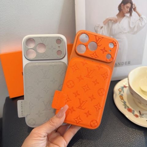ỐP IPHONE NAM NỮ L V MONOGRAM DẬP NỔI ÁNH NHŨ VIỀN CAMERA NỔI BẬT