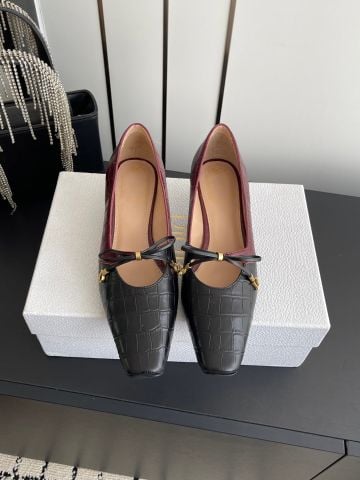 GIÀY CAO GÓT NỮ D* MARY JANE MŨI VUÔNG PHỐI DA VÂN DẬP NỔI CHARM CHỮ