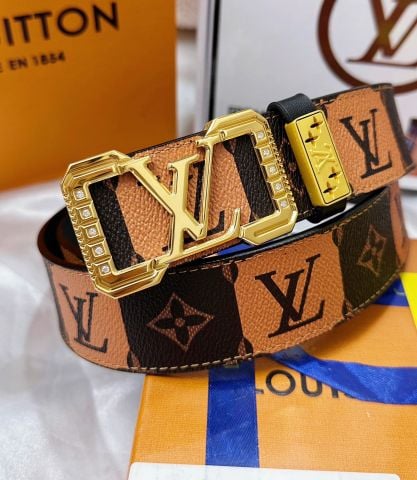 THẮT LƯNG UNISEX L V KHÓA CHỮ ICONIC ĐÍNH ĐÁ – BẢN 3.8CM