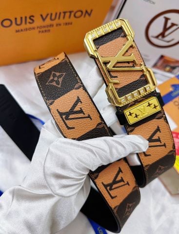 THẮT LƯNG UNISEX L V KHÓA CHỮ ICONIC ĐÍNH ĐÁ – BẢN 3.8CM