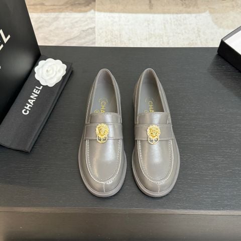 GIÀY LOAFER NỮ CN KHÓA SƯ TỬ MẪU MỚI – ĐIỂM NHẤN KIM LOẠI SANG TRỌNG, PHOM ĐỨNG CỰC TÂY