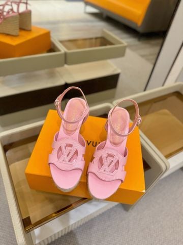 SANDAL CAO GÓT NỮ LV* ĐẾ XUỒNG ESPADRILLE 10CM – DA BÊ VÂN NỔI VINTAGE, QUAI BIỂU TƯỢNG