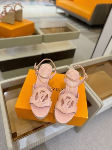 SANDAL CAO GÓT NỮ LV* ĐẾ XUỒNG ESPADRILLE 10CM – DA BÊ VÂN NỔI VINTAGE, QUAI BIỂU TƯỢNG