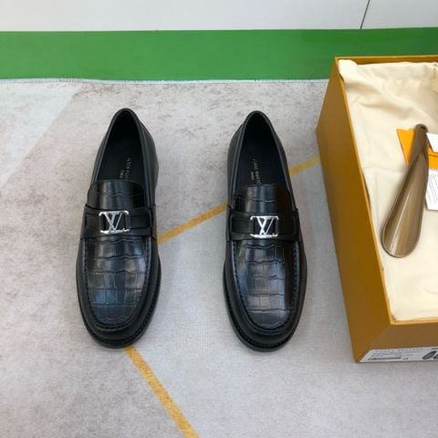 Giày nam L*V loafer da bê dập vân cá sấu