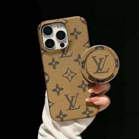 ỐP LƯNG IPHONE UNISEX L V MONOGRAM HOA CỔ ĐIỂN – HÚT NAM CHÂM MẠNH + GIÁ ĐỠ LOGO XOAY SANG TRỌNG
