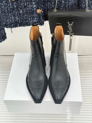 ANKLE BOOTS NỮ M M HEEL-LESS WESTERN FLAME – GÓT XUỒNG ẨN, MŨI NHỌN, DA BÊ XỬ LÝ VINTAGE