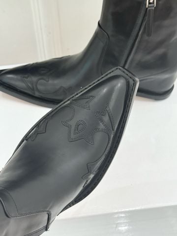 ANKLE BOOTS NỮ M M HEEL-LESS WESTERN FLAME – GÓT XUỒNG ẨN, MŨI NHỌN, DA BÊ XỬ LÝ VINTAGE