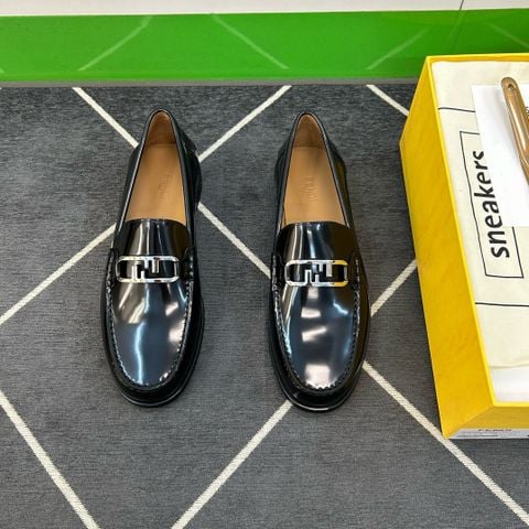 Giày nam FEN*I – Loafer da bê khóa logo
