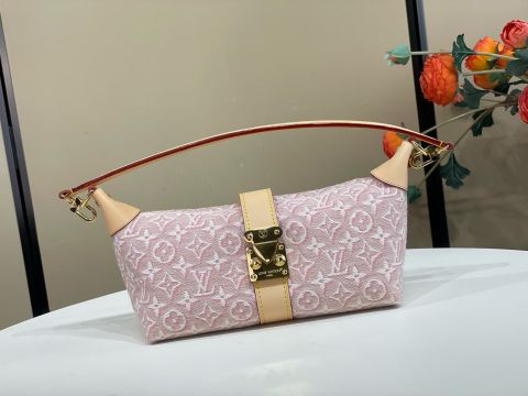 TÚI XÁCH NỮ L V POCHETTE MIA MONOGRAM EMBLÈME – PHOM MINI BAG THANH LỊCH, KHÓA S-LOCK CỔ ĐIỂN