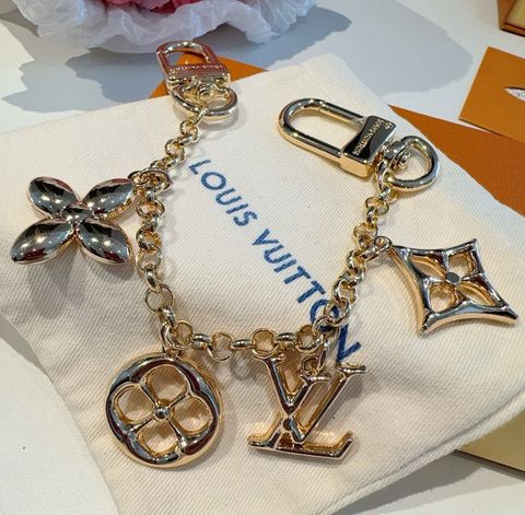 MÓC KHÓA BAG CHARM UNISEX L V SPRING STREET CHAIN ĐIỂM NHẤN MONOGRAM SANG TRỌNG
