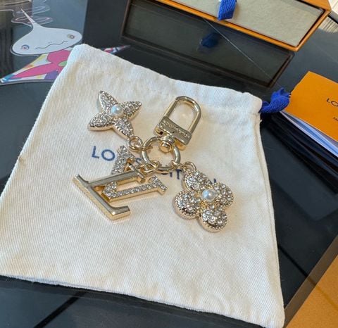 MÓC KHÓA CHARM TÚI NAM NỮ L V INITIAL LV ĐÍNH CRYSTAL HOA MONOGRAM SANG TRỌNG