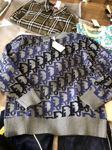 ÁO LEN NAM NỮ DR DỆT JACQUARD OBLIQUE LOGO CỔ TRÒN – PHỐI MÀU ĐỘC ĐÁO, LÊN FORM RỘNG SANG LEN XỊN