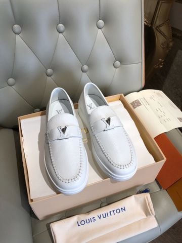GIÀY SLIP ON NAM L V DÁNG LOAFER THANH LỊCH – LOGO KIM LOẠI CHỮ V – FORM GỌN TINH GỌN SANG