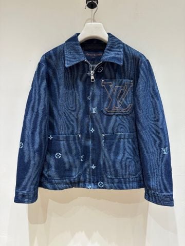 ÁO KHOÁC PHAO NAM L V PHOM CỔ BẺ HALF-ZIP DENIM MONOGRAM