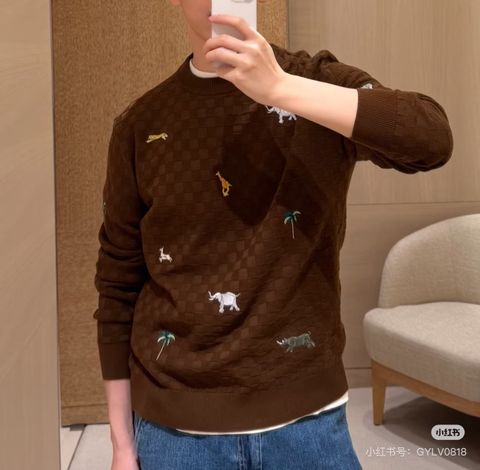 ÁO LEN NAM NỮ L V PHIÊN BẢN ANIMAL CITY – JACQUARD Ô CARO DẬP NỔI, THÊU THÚ & CÂY CỌ TINH XẢO