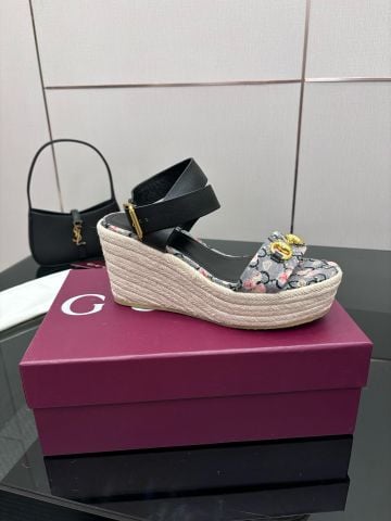 SANDAL NỮ GUCC* WEDGE ĐẾ CÓI HOA GG - (CAO 10CM