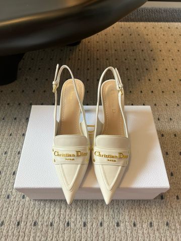 Giày cao gót Di*or* Phom mũi nhọn thon gọn, kéo dài đôi chân, tôn lên dáng bước kiêu kỳ