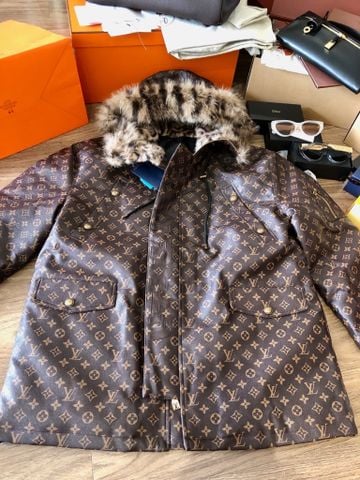 ÁO KHOÁC NAM NỮ L V MONOGRAM PHỐI CỔ LÔNG MŨ LÓT LÔNG HOẠ TIẾT DA BÁO